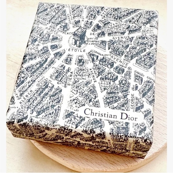 Dior Beauty Heart Limited Edition Gold tone Padlock Cadena & Key - New in Box - Picture 4 of 8